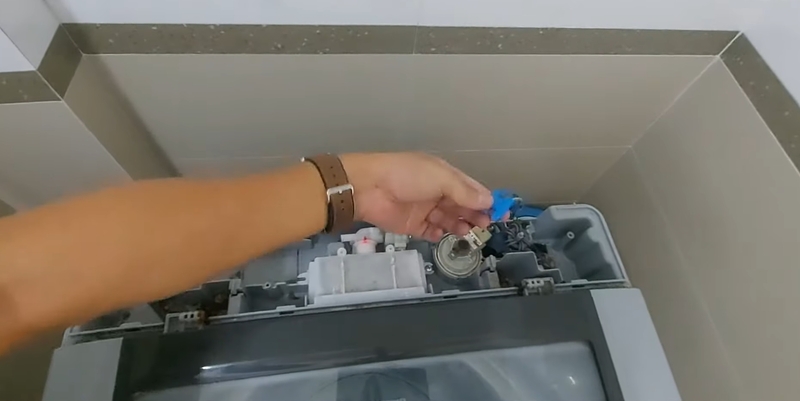 thay van cấp nước máy giặt LG hình 5