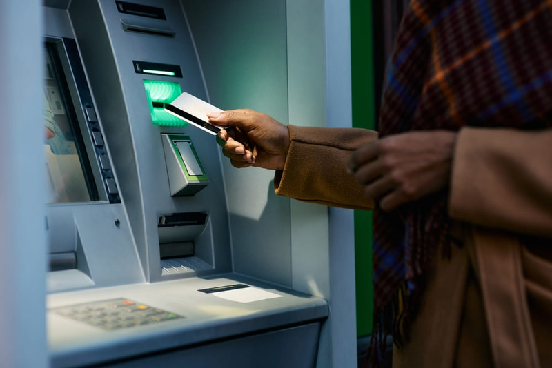 Thẻ ATM bị khóa có chuyển tiền vào được không?