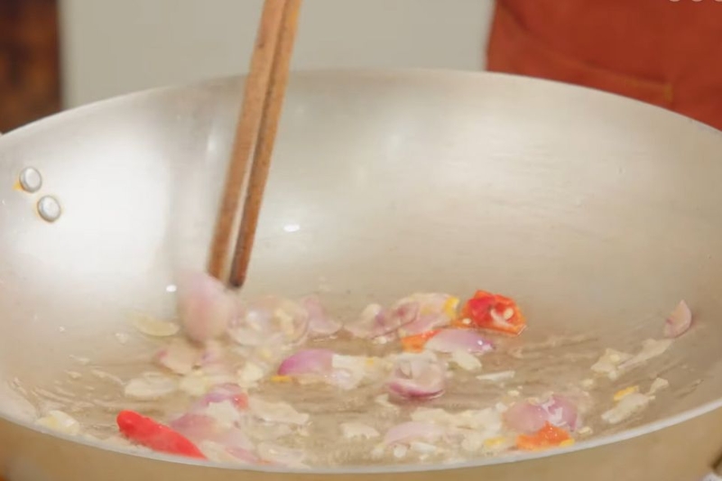 Bước 1: Làm nóng dầu và phi thơm gia vị