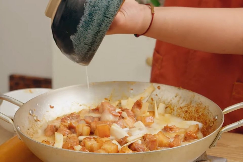 Bước 4: Kho thịt với nước dừa