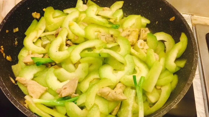 Bước 4: Xào bí xanh