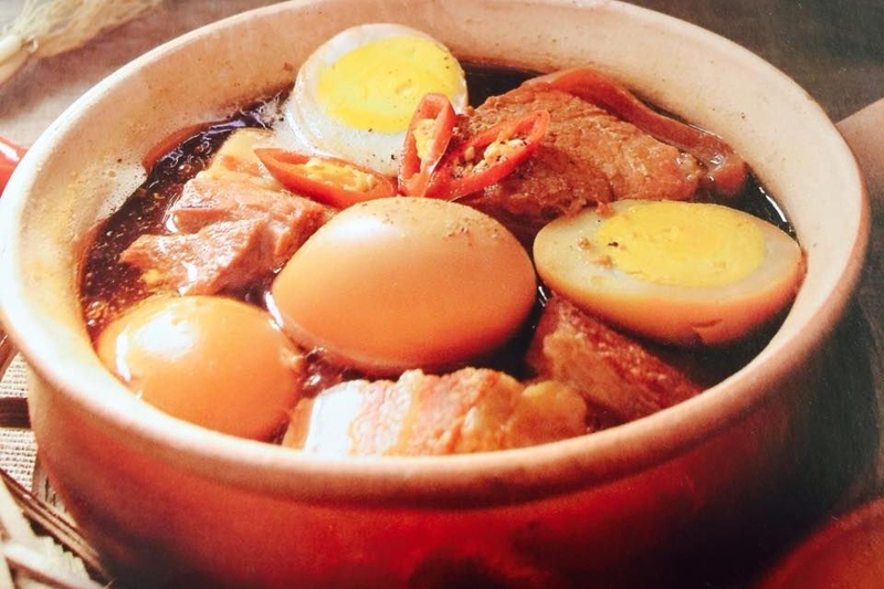 thịt kho nước cốt dừa với trứng