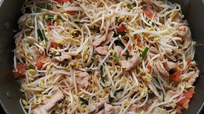 Bước 3: Xào thịt với giá và ớt