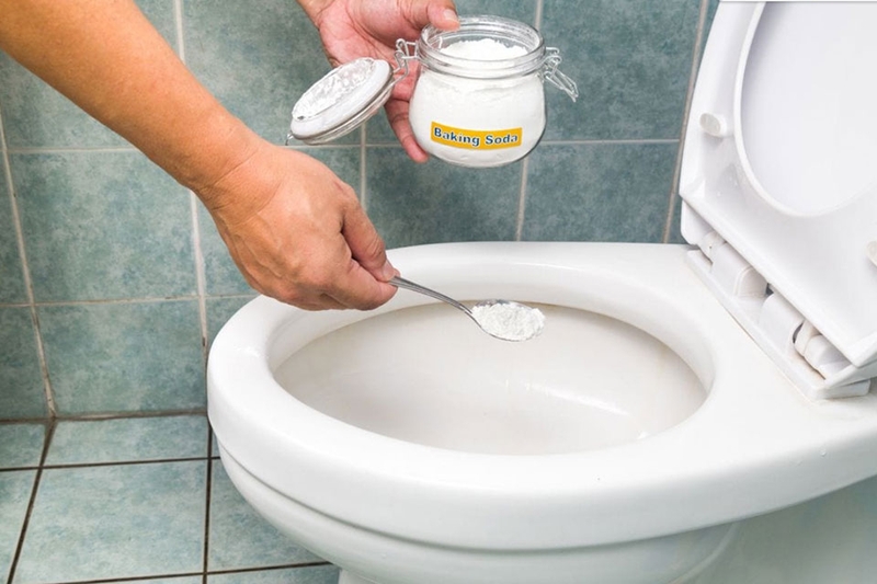 Cách thông tắc bồn cầu bị nghẹt tại nhà - 04