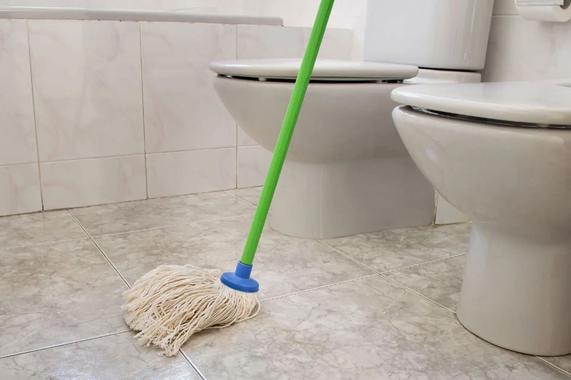 Cách thông tắc bồn cầu bị nghẹt tại nhà - 01