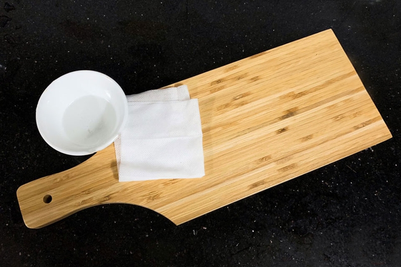 Làm sạch thớt tre mới trước khi sử dụng.