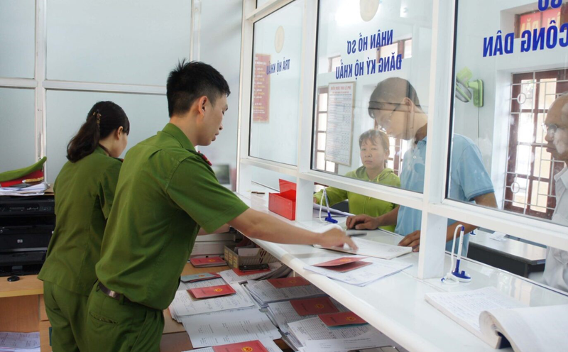 Nộp hồ sơ trực tiếp tại Công an cấp xã nơi cư trú