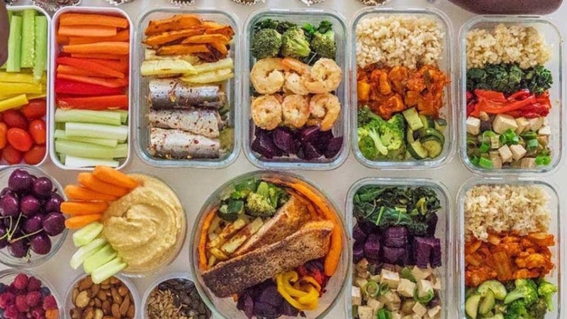 Bữa trưa: 1 bát gạo lứt với thịt gà nướng và rau cải luộc.
