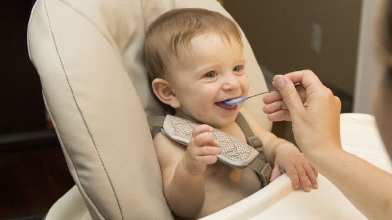 Đảm bảo phù hợp với khả năng nhai và tiêu hóa của bé