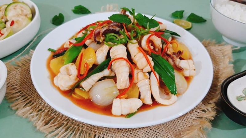 Mực xào cần tỏi 150.000 đồng