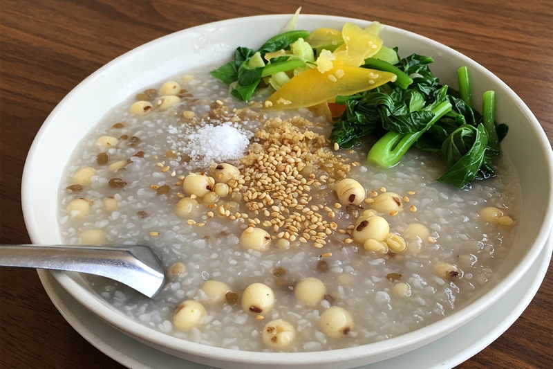 Cháo hạt sen, đậu xanh + muối vừng + rau luộc