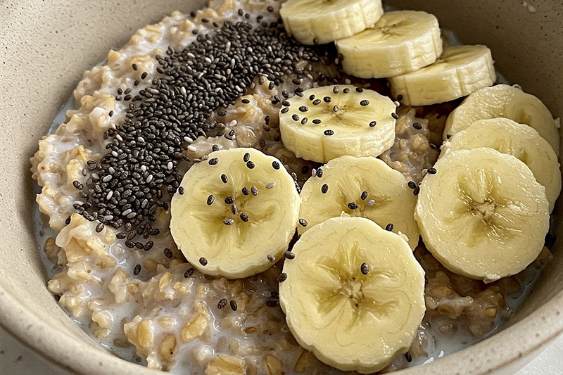 Yến mạch nấu với sữa hạt, thêm hạt chia và chuối cắt lát