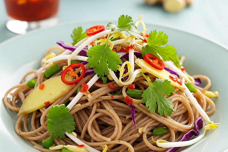 Bún gạo lứt trộn rau (rau sống, giá đỗ, bắp cải tím…) + nước tương pha gừng ớt