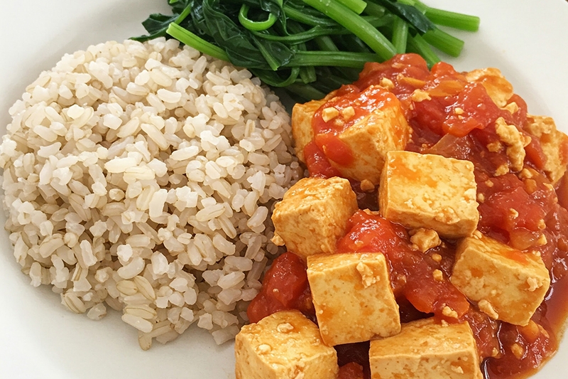 Cơm gạo lứt + đậu hũ xốt cà chua (cà chua hữu cơ) + rau muống luộc
