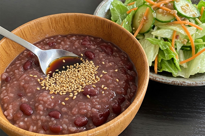 Cháo đậu đỏ + salad rau xanh (xà lách, dưa leo, cà rốt…) kèm xốt tương đậu nành