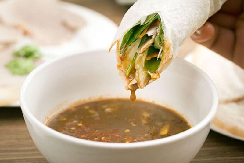 thưởng thức bánh tráng cuốn thịt heo Đà Nẵng