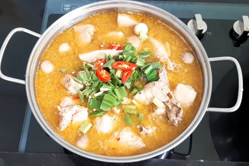 thưởng thức lẩu gà nấu chao