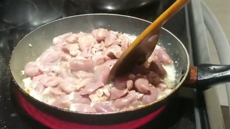 Bước 3: Xào sơ tim gà