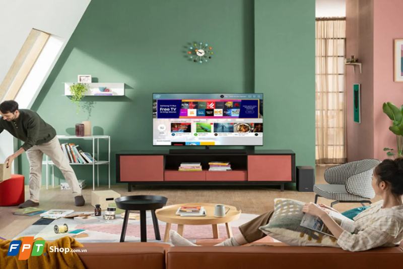 Màn hình tivi 50 inch mang lại không gian hiển thị rộng rãi cho phòng khách