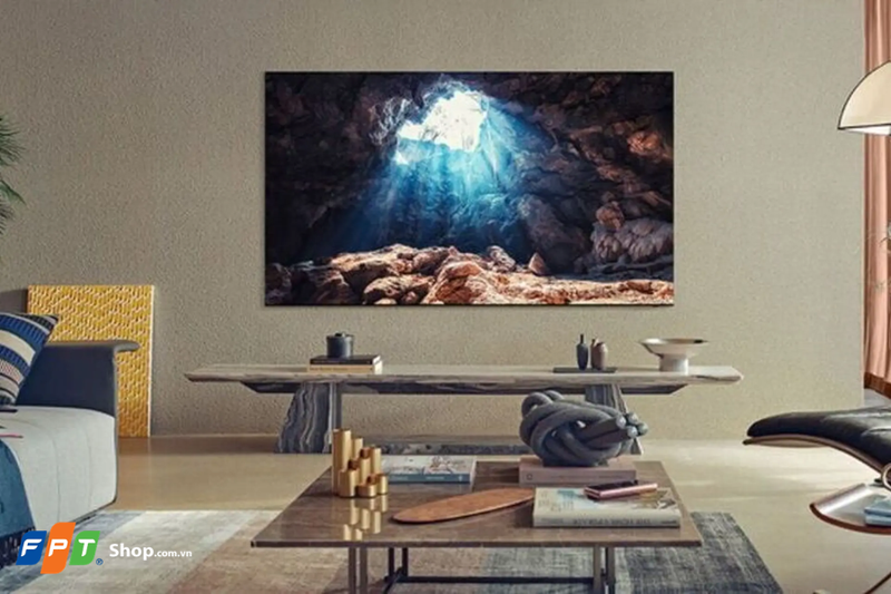 Màn hình tivi 75 inch tôn lên vẻ bề thế và sang trọng cho không gian mở