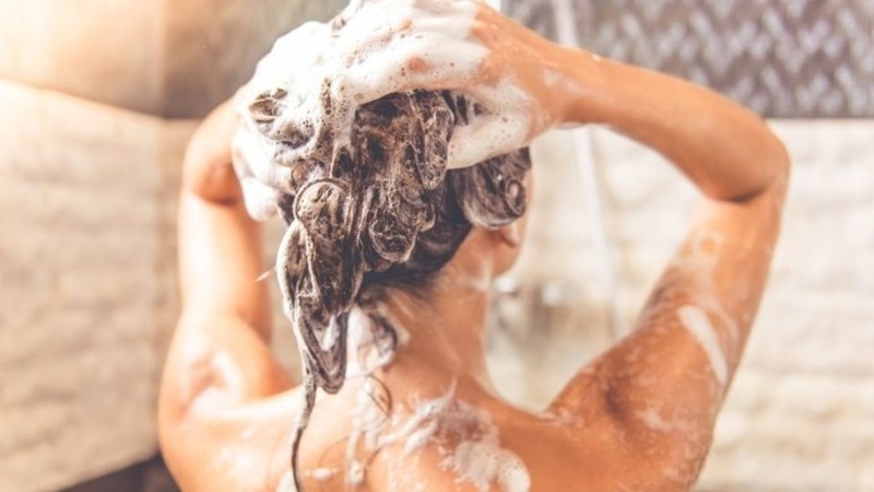 Hướng dẫn cách gội đầu để tóc luôn suôn mượt