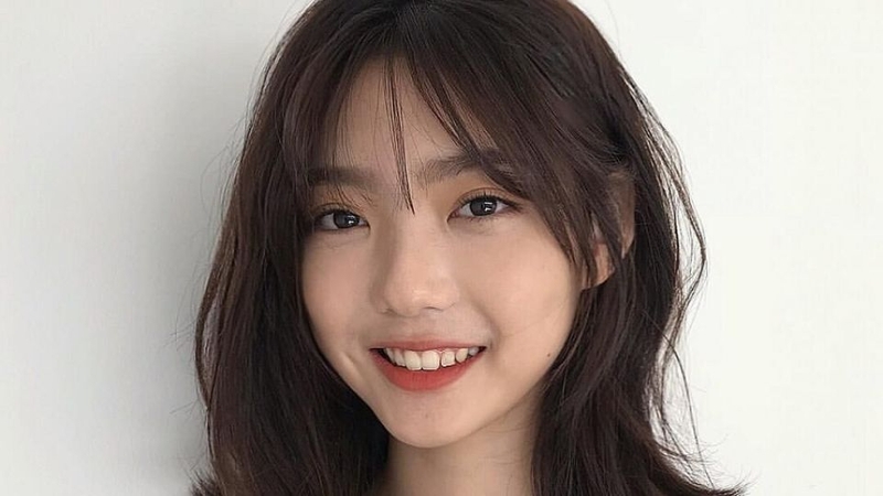 Tóc ngắn mái thưa rẽ ngôi