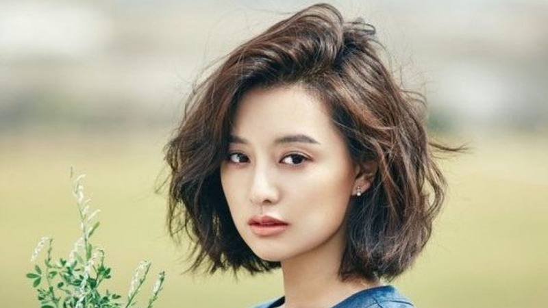 Kiểu tóc uốn ngắn rối thường có độ dài ngang cằm hoặc chấm vai