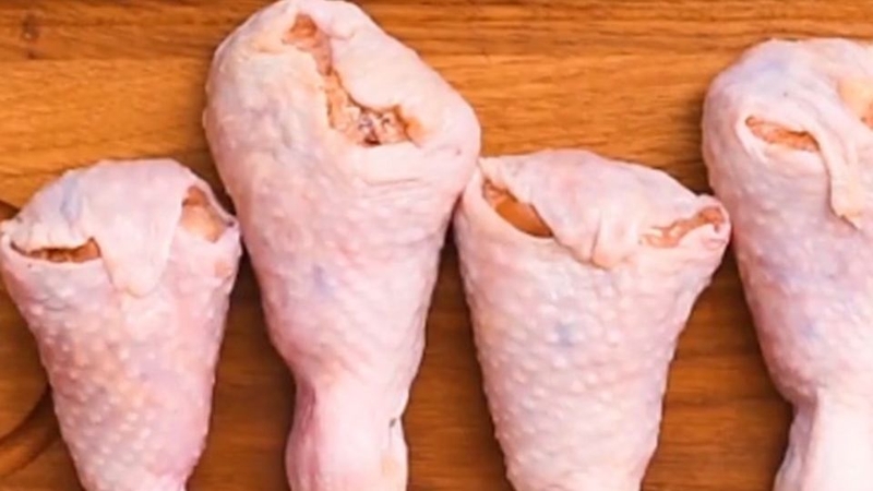 Bước 3: Nhồi nhân vào tỏi gà