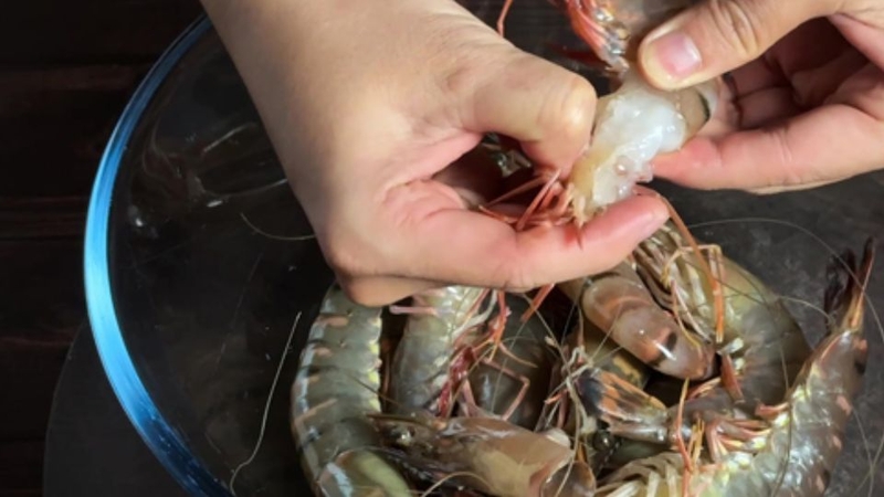 Bước 1: Sơ chế và ướp tôm