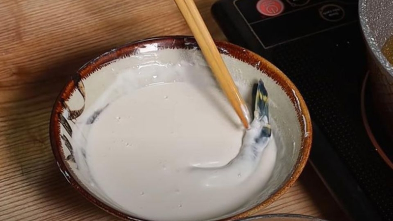 Bước 3: Nhúng tôm