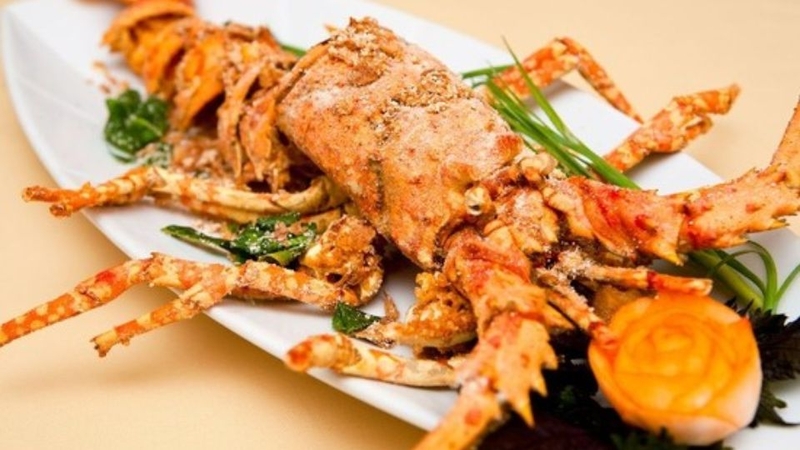 Cách thưởng thức tôm hùm rang muối