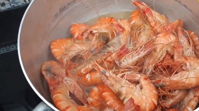 Bước 3: Hấp tôm sú với thuốc bắc