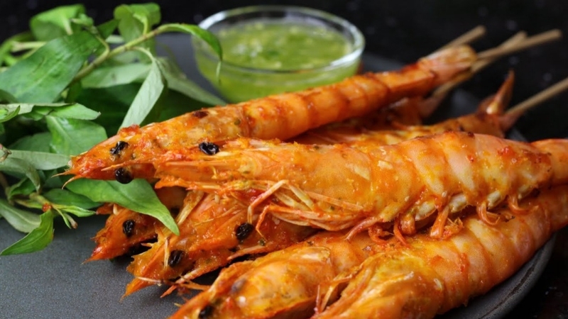Tôm sú nướng kiểu Thái có hương vị chua cay đặc trưng
