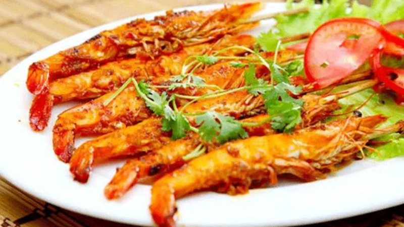 Tôm nướng sa tế là món ăn thường thấy ở các bàn nhậu hoặc các bữa tiệc nướng
