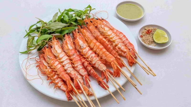 Tôm nướng mọi giữ được vị ngon đặc trưng của thịt tôm