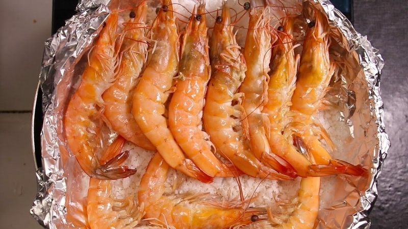 Cách nướng bằng giấy bạc giúp giữ độ mọng và vị ngọt của tôm