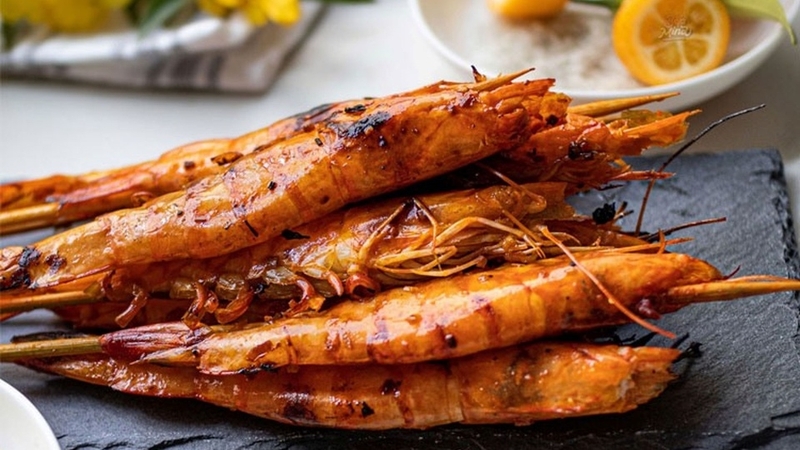 Tôm sú nướng sả có màu sắc đẹp mắt, thịt tôm mềm