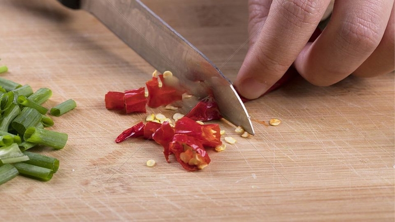 Bước 2: Chuẩn bị ớt khô và gia vị