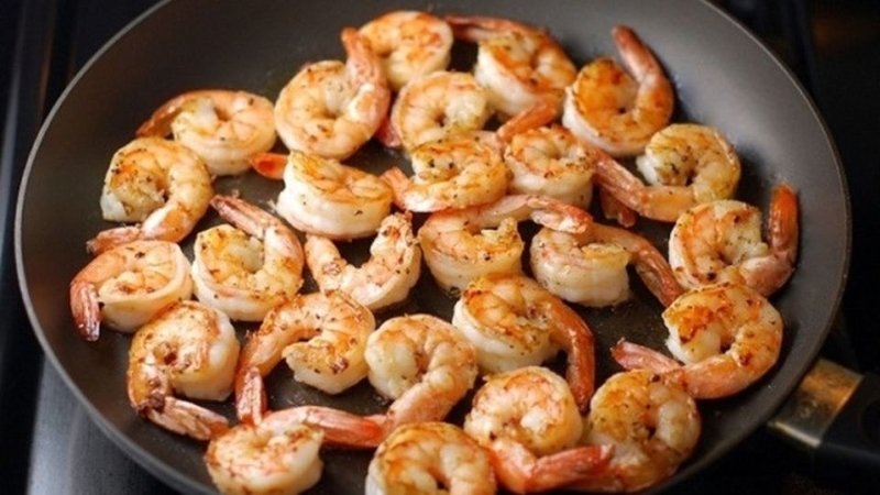 Bước 3: Xào tôm với ớt khô