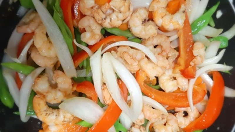Bước 3: Chế biến tôm xào rau củ