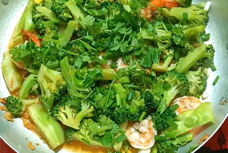 tôm xào súp lơ hình 9