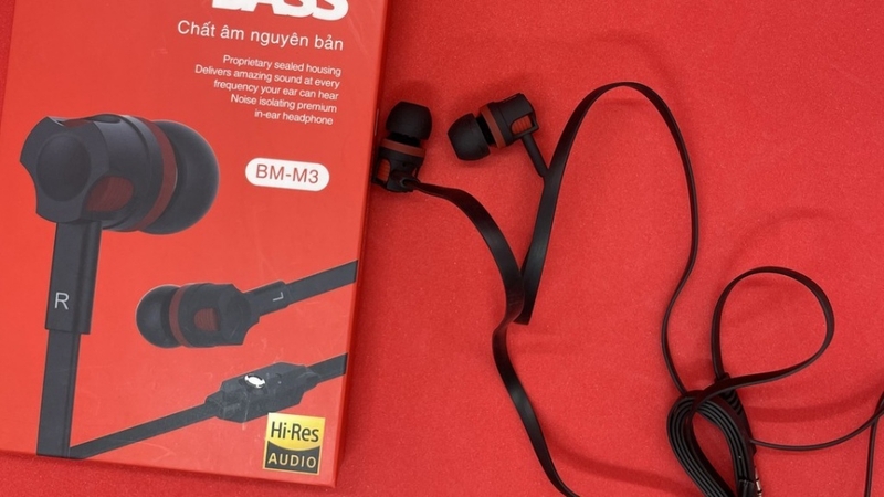 Tai nghe Bagi BM-M3 sở hữu thiết kế nhỏ gọn, phối màu đỏ - đen bắt mắt