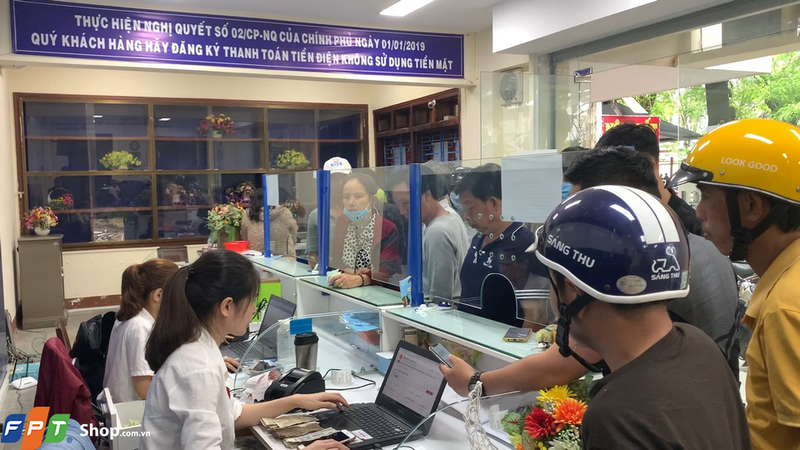 Liên hệ với nhân viên thu tiền điện