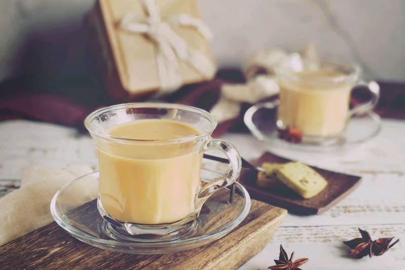 thưởng thức trà sữa nóng​