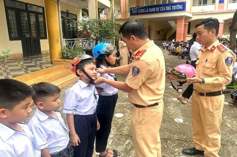 Mẫu 1 - Văn hóa ứng xử của học sinh khi tham gia giao thông