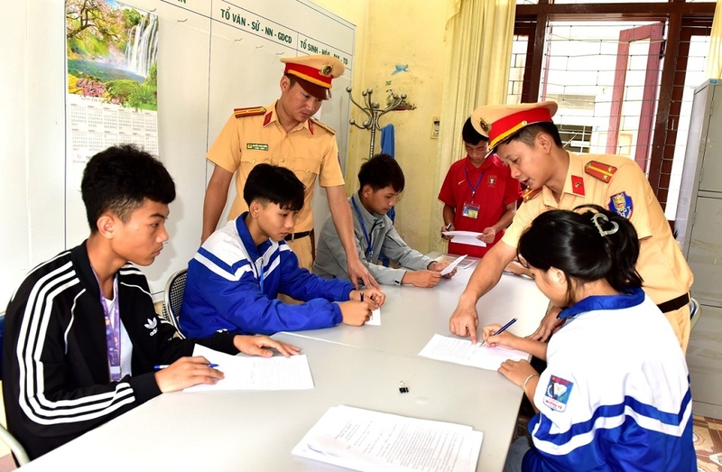 Mẫu 2 - Thực trạng và giải pháp nâng cao văn hóa giao thông của học sinh