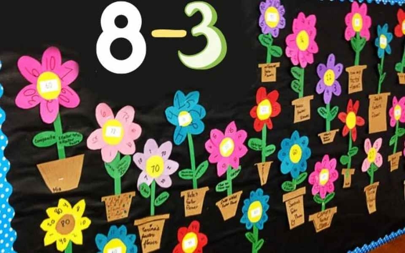 Trang trí số "8/3" cách điệu thành tâm điểm