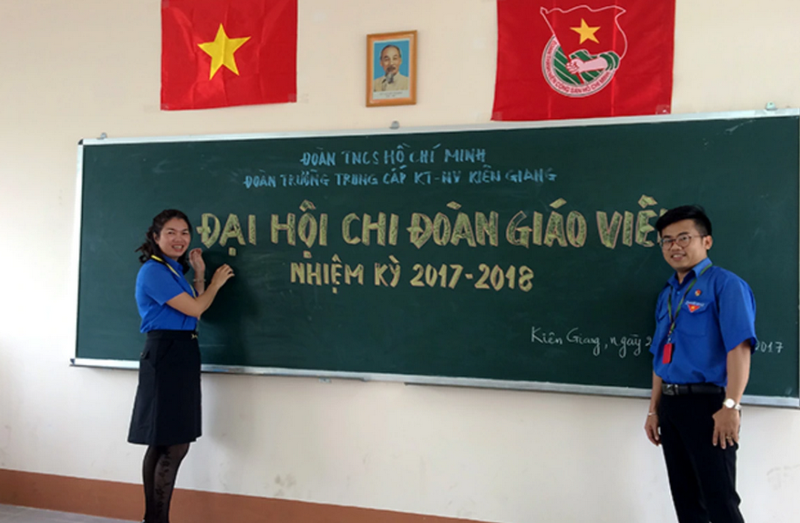 Trang trí nền bảng bằng giấy màu