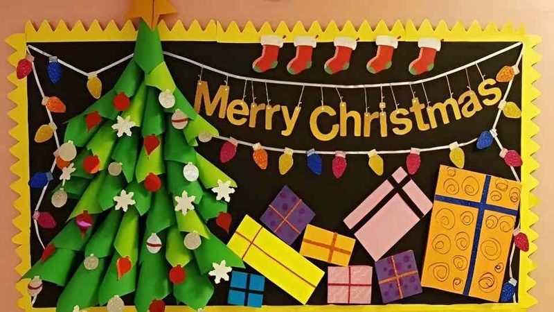 Trang trí bảng Noel bằng hộp quà tặng