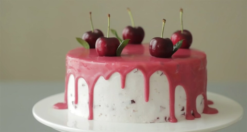 Màu sắc nổi bật của cherry khiến chiếc bánh thêm đẹp mắt